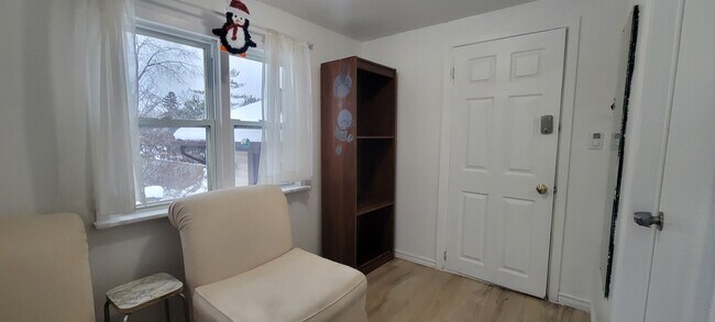 Photo - 498 Ottawa St S