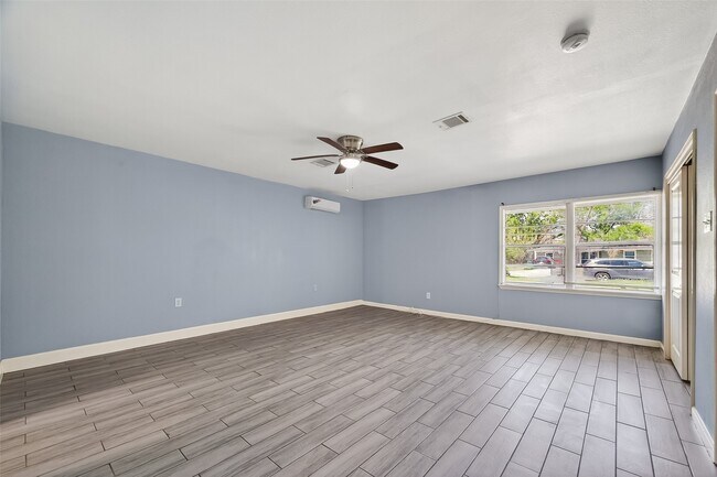 Photo - 6022 Lyndhurst Dr