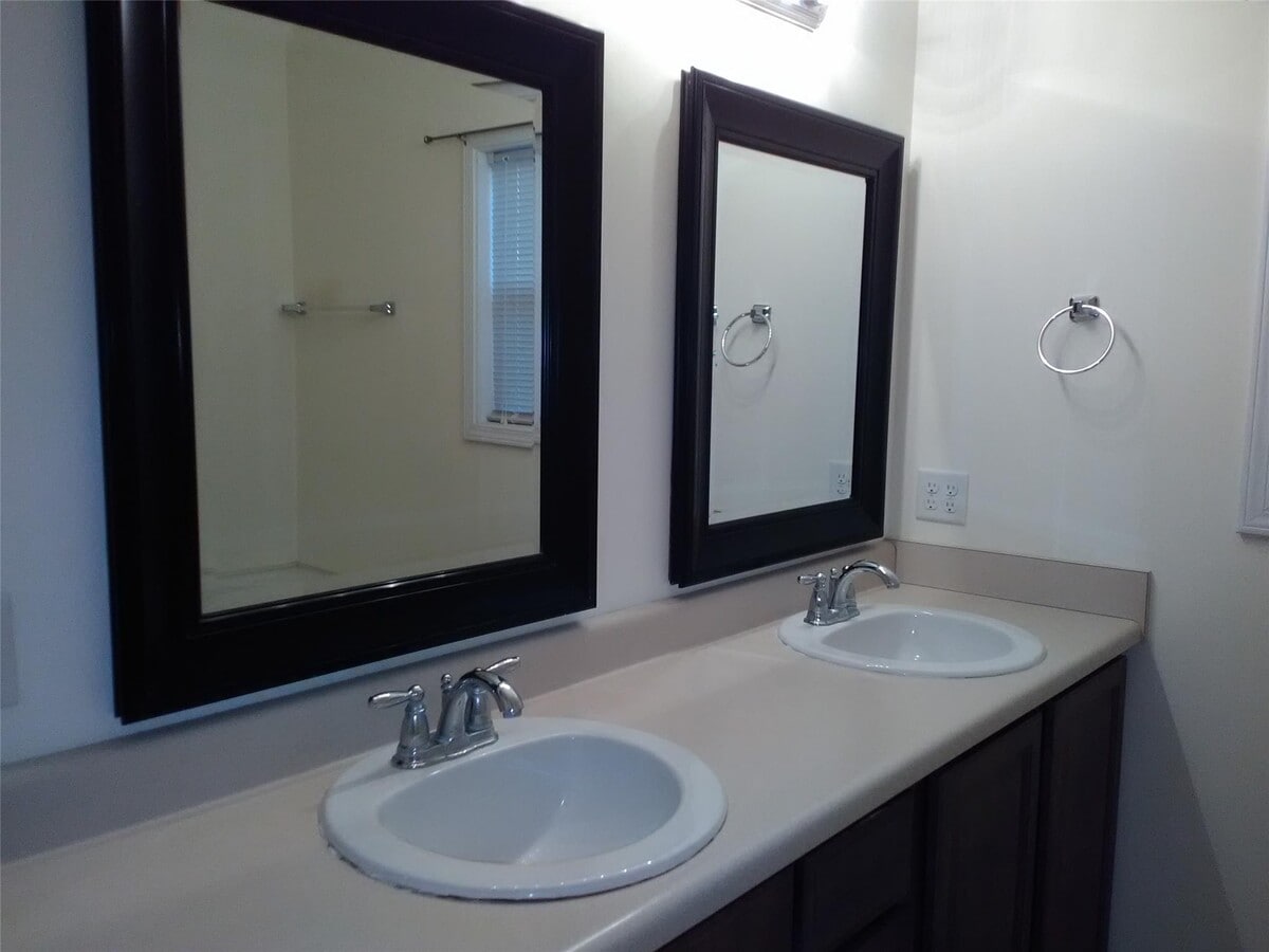 Photo - 984 Scotland Rd