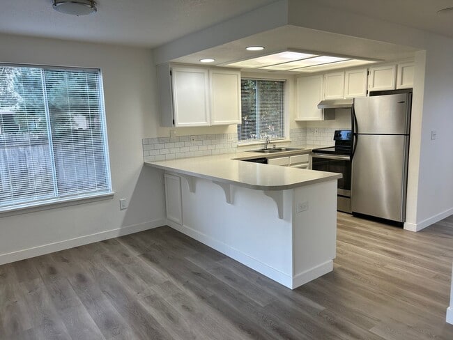 Building Photo - Large 2 Bed Duplex with Walk In Closets/Pr... Rental