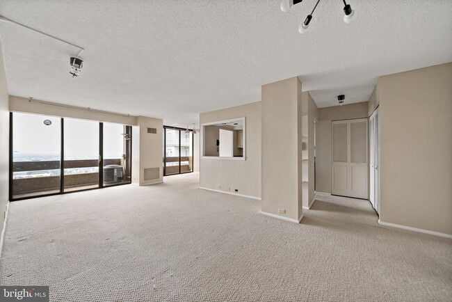 Building Photo - 1326 Spruce St Unit 2906