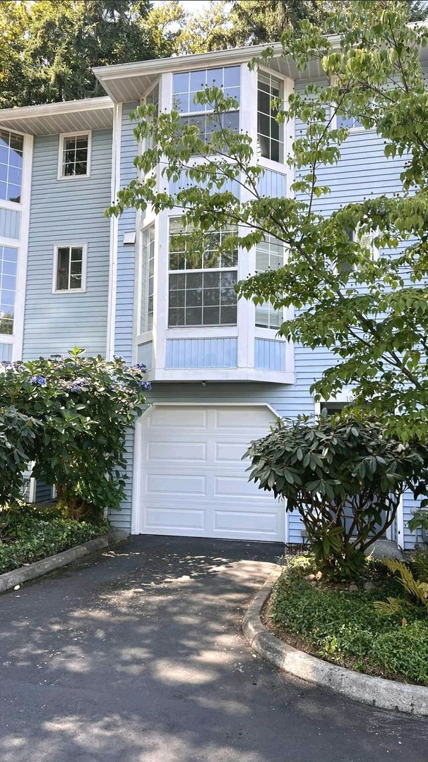 Building Photo - Kirkland 2 Bedroom 2.5 Bath Springbrook Co... Rental