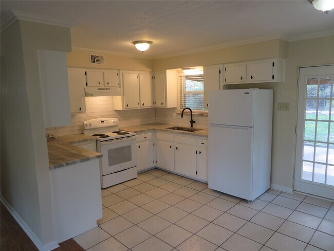 109 Laurie Ln