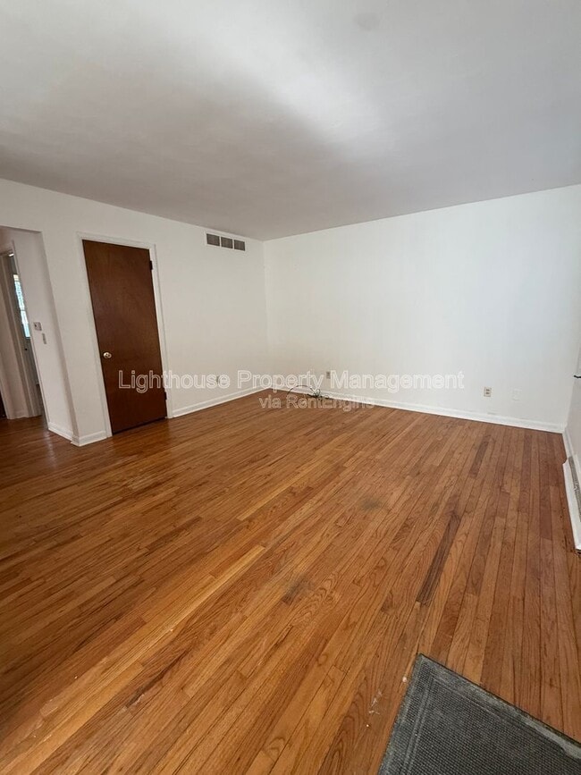 Photo - 2118 Woodbine Ave