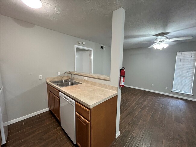 Building Photo - 425 Emerson St Unit 6