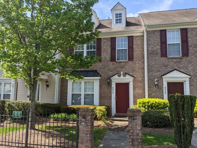 Townhome w/ Easy Access to I485/Shopping/R... - Townhome w/ Easy Access to I485/Shopping/R...