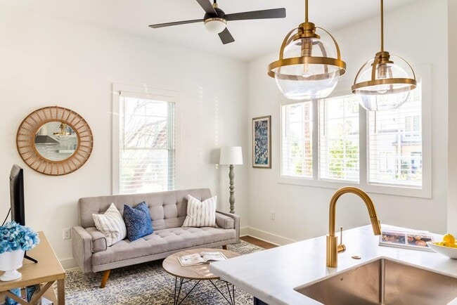 Photo - 538 Winton Terrace NE