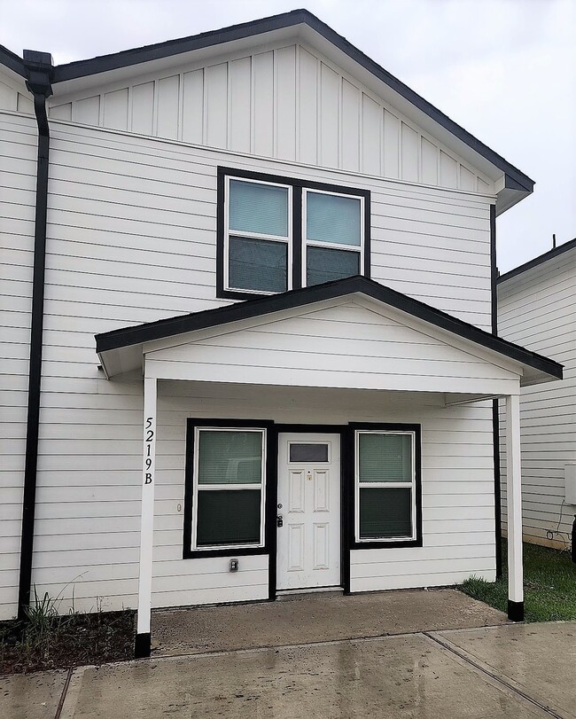 Building Photo - 5219 E Houston Rd Unit B
