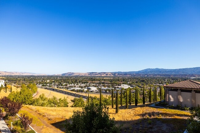 Building Photo - Beautiful two bedroom on Communication Hil... Unit 2