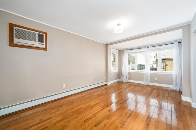 Photo - 46 E 16th St