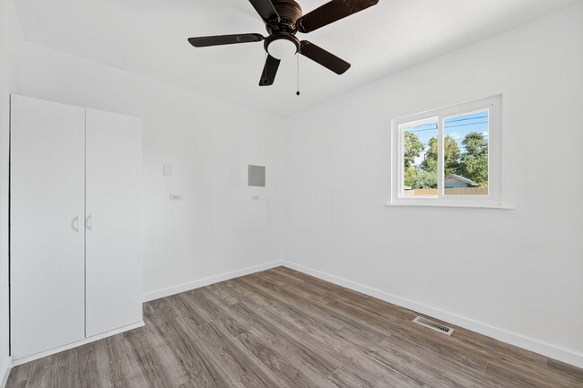 Photo - 4080 Cook St