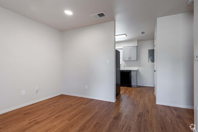 1BR, 1BA - 600SF - Living Room