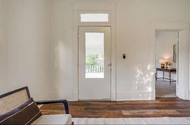 Photo - 715 SW 10th St