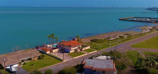Photo - 602 N Shore Dr E