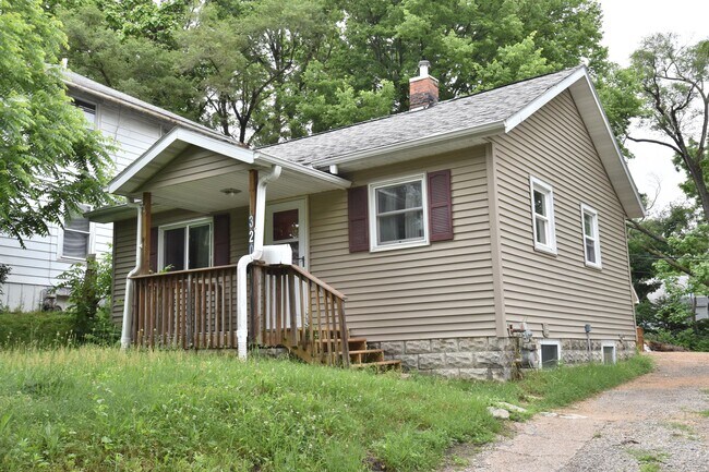 Photo - 320 30th St Dr SE