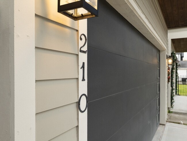 Photo - 210 E 32nd St