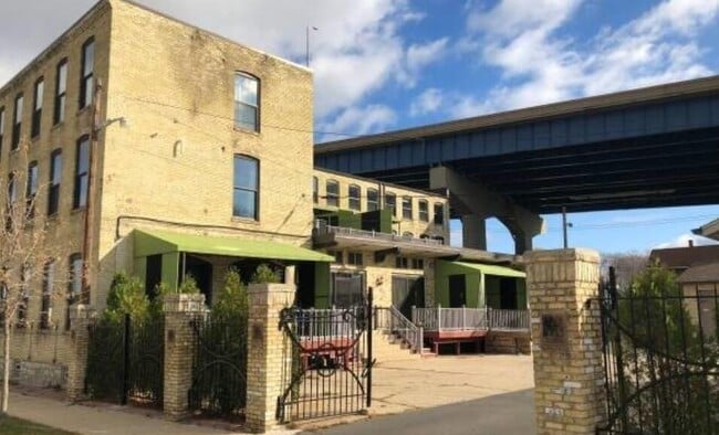 Building Photo - 602 S 9th St