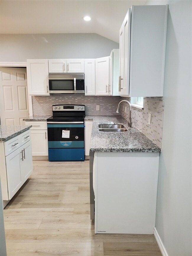 Photo - 6815 Sidney St