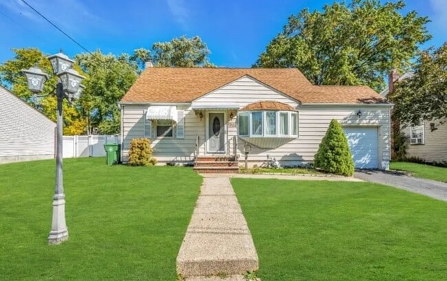 Building Photo - 1308 Sunnyfield Dr