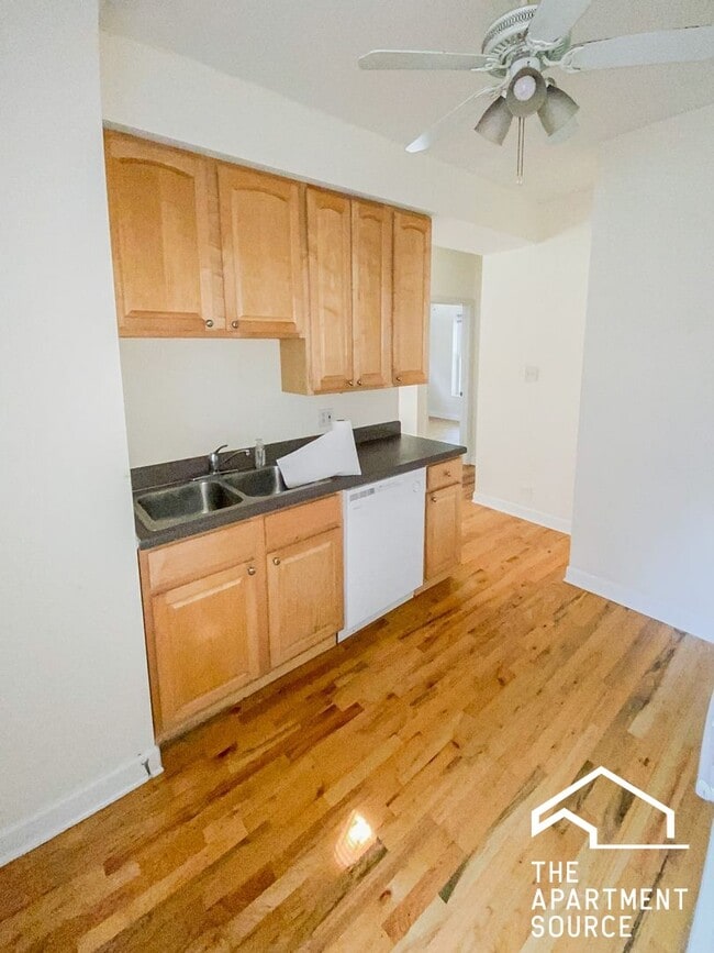 Building Photo - 851 W Cornelia Ave Unit 1N