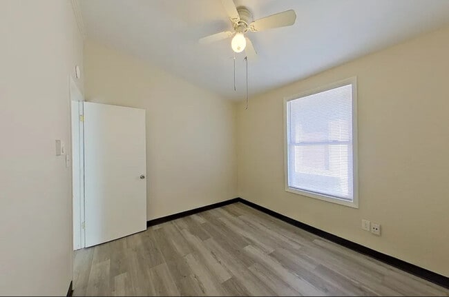 Building Photo - 2447 Hiawatha St Rental