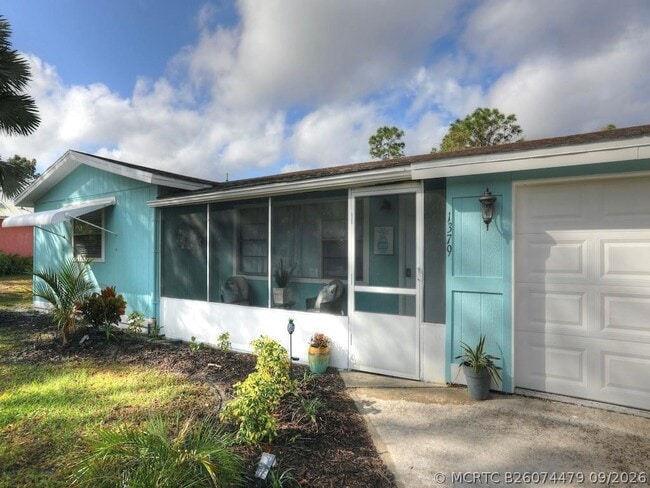 Photo - 1379 Scroll St