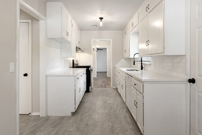 Photo - 730 N College St