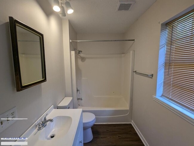 Photo - 979 Live Oak Dr