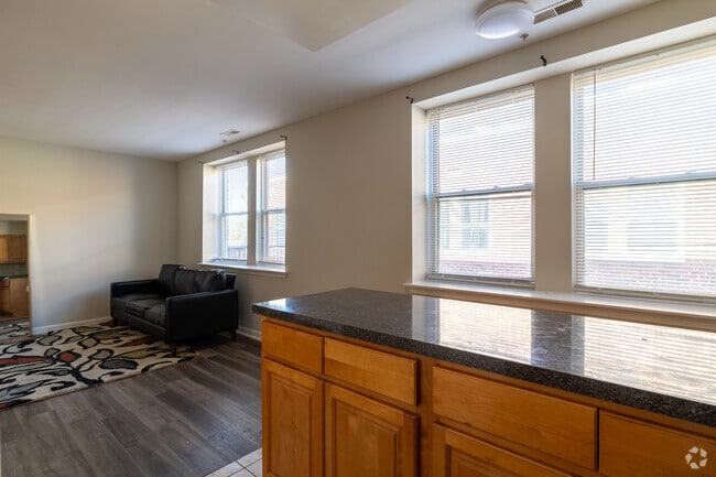 1BD, 1BA 700SF - Parkside Manor