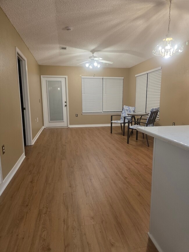 Sala de estar - 5577 Centerbrook Pl