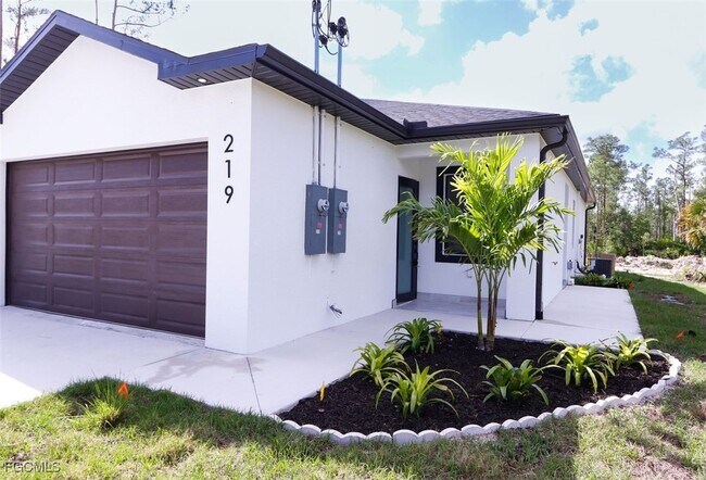 Building Photo - 219 Greenbriar Blvd