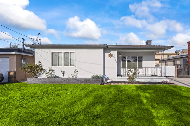Front of house with grassy area - 12938 Jefferson Ave Casa