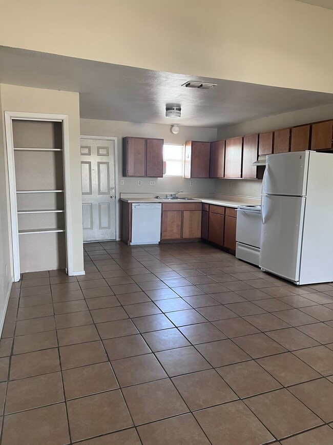 Building Photo - 1104 Hickory St Unit B Rental