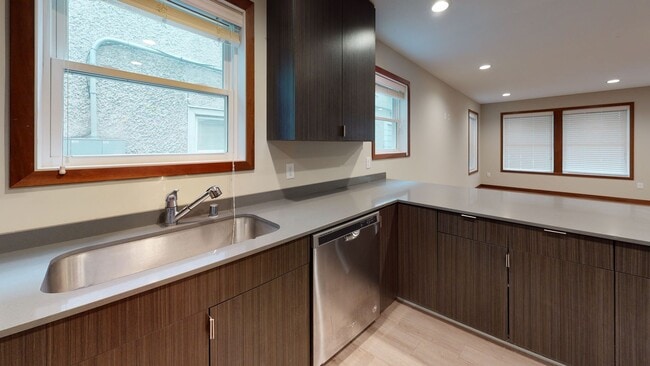 Building Photo - 806 12th Ave SE Unit #2