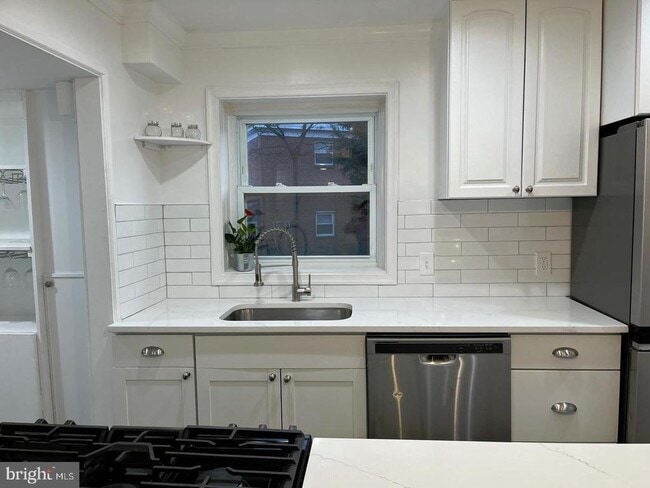 Building Photo - 1077 S Edison St