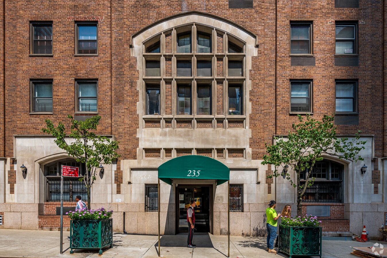 Photo - 235 E 49th St