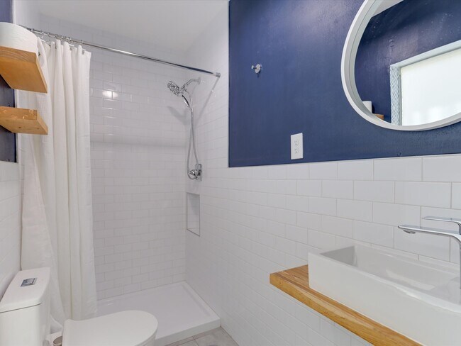 Building Photo - 1706 Tuam St Unit C