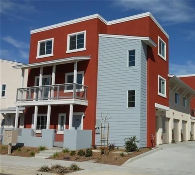 Building Photo - 3bd/2.5ba Condo w/ Attached Garage, Available July 31, 2026