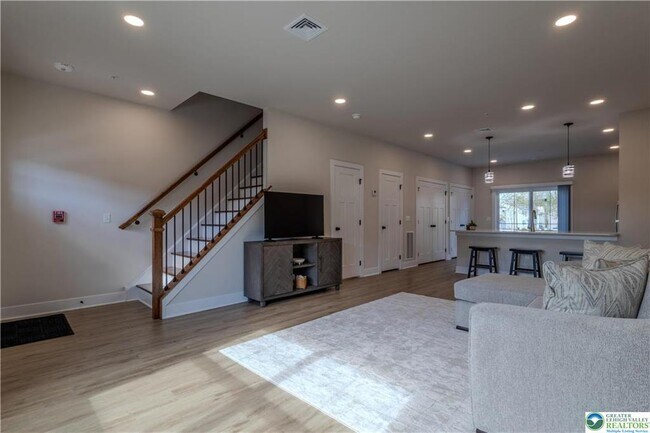 1411 Greenview Dr