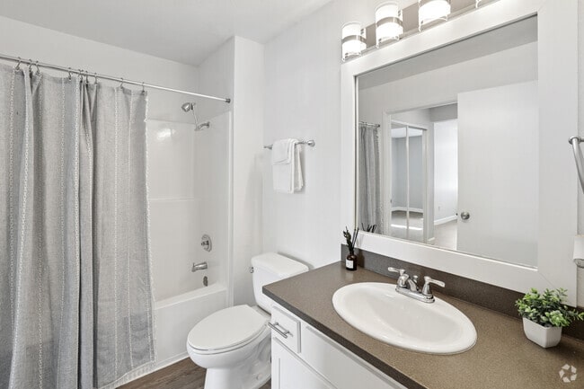 2BR, 2BA - 859SF - Primary Bathroom