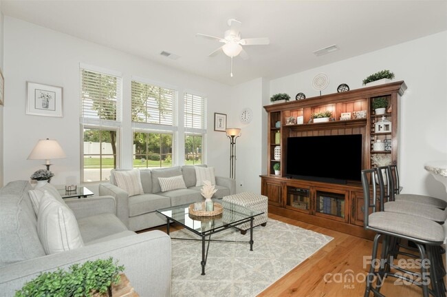 Photo - 3021 Honeylocust Ln