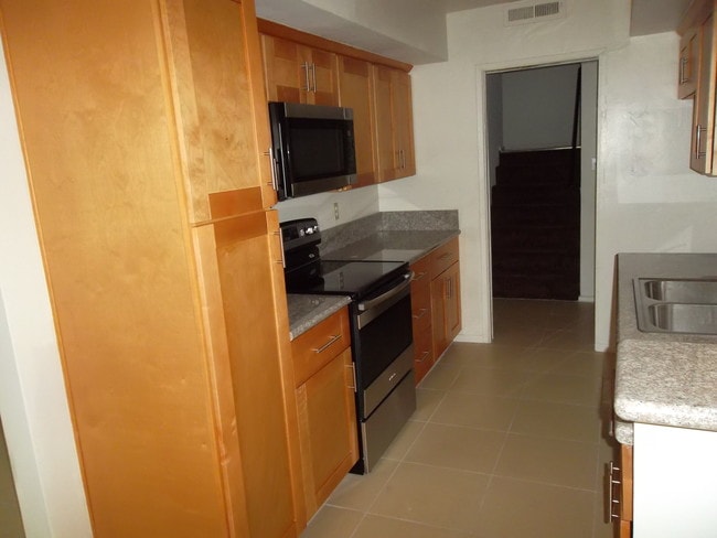 Kitchen - 1857 W Malvern Ave Unidad 1 Rental