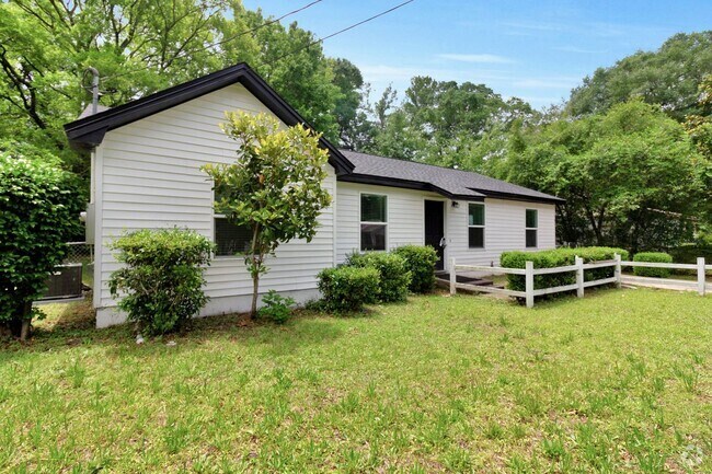 Building Photo - 3 Bedroom in Crestview!! Rental