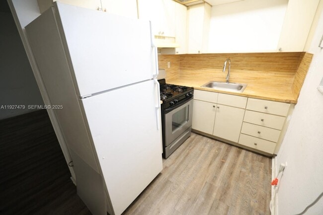 Building Photo - 2799 E 4th Ave Unit 18