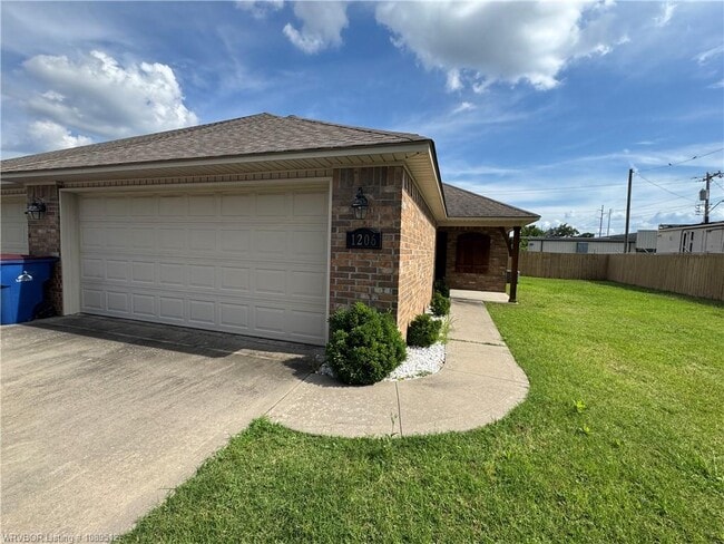 Building Photo - 1206 Mesa Dr