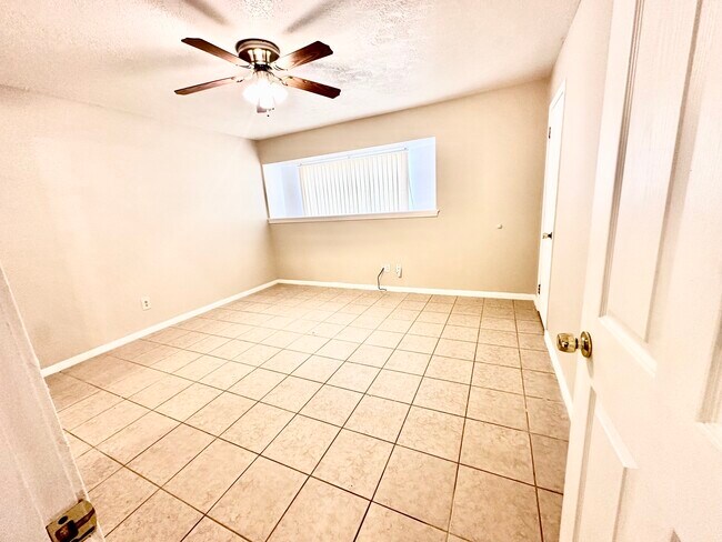 Photo - 320 S Avenue F