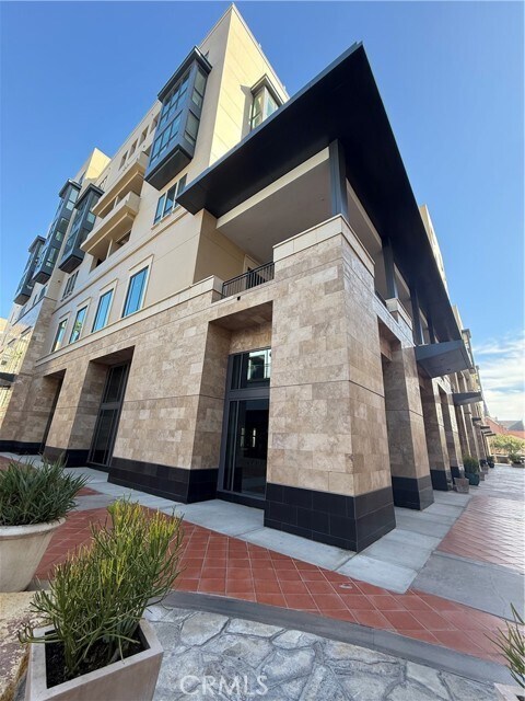 Building Photo - 39 S Los Robles Ave