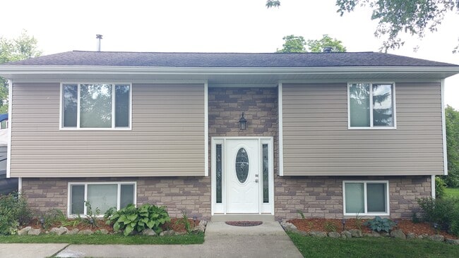 Building Photo - 9028 Garfield Dr Rental