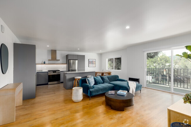 Interior Photo - 1422 Tamarind Ave