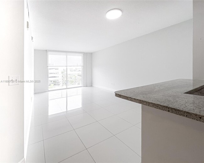 Photo - 18800 NE 29th Ave Unidad 607
